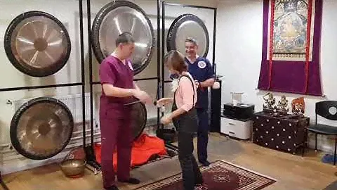 Вибро-акустическая терапия поющими чашами.