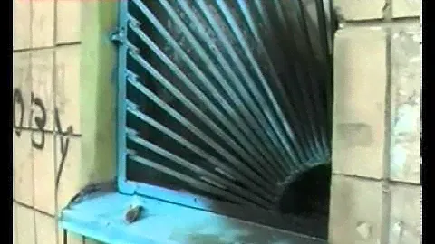 Неизвестные жгут донецкие магазины с помощью коктей...